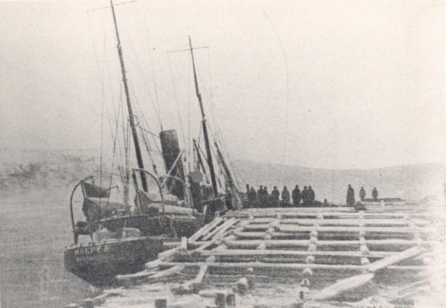 Один из первых тральщиков «Макрель» у строящейся Мурманской траловой базы. 1926 год