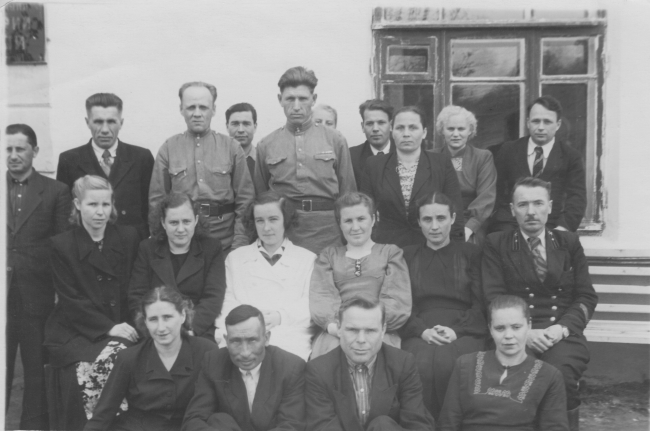 Каранова В.С. в годы войны (крайняя слева в нижнем ряду)