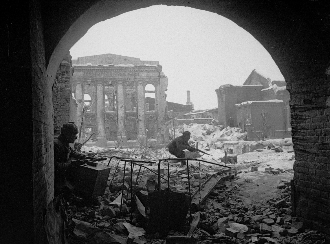 Здание Сталинградского отделения Госбанка СССР на  ул. Володарского после бомбардировки 23 августа 1942 г.