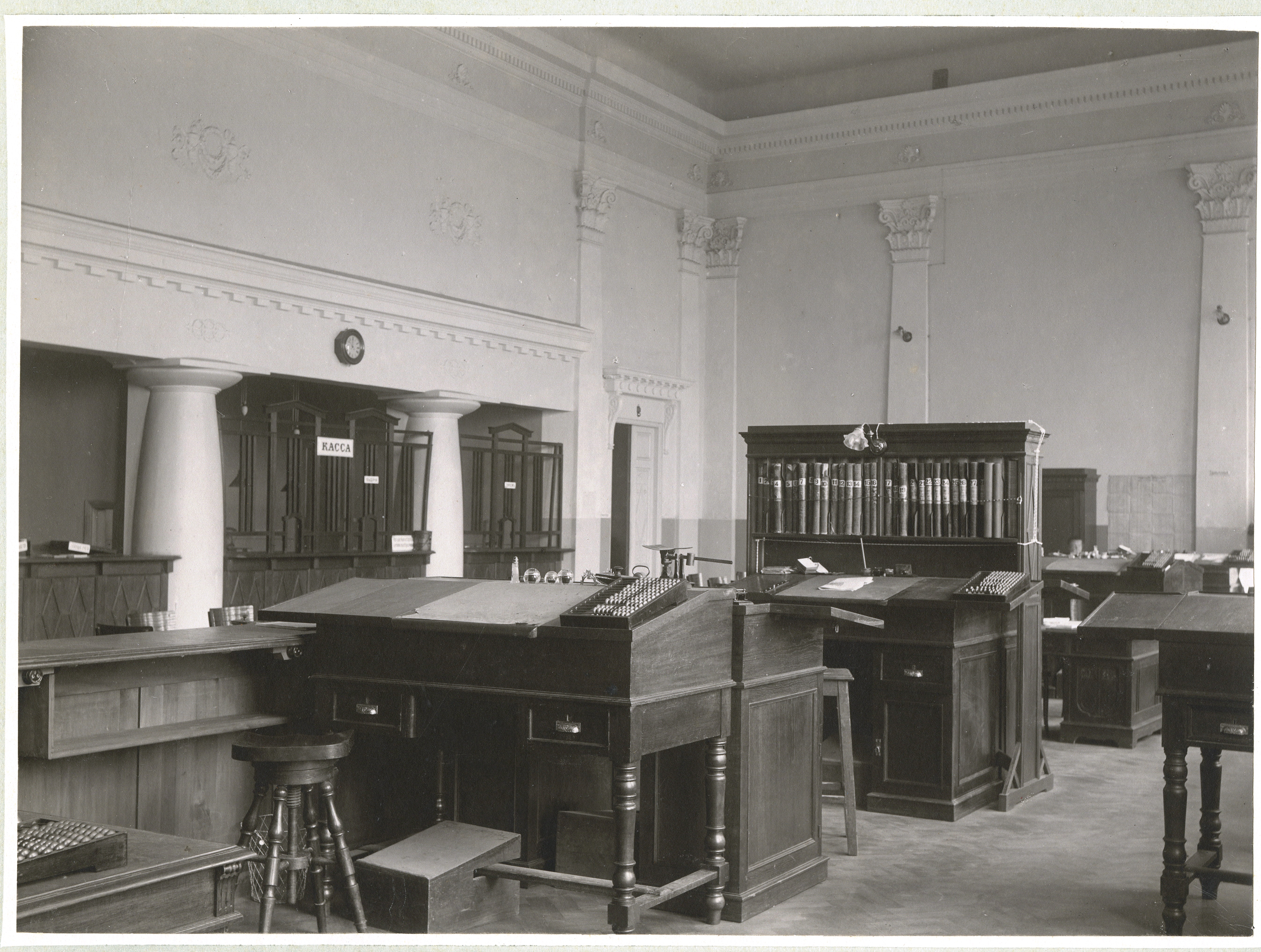 Операционный зал Армавирского отделения Госбанка, 2 этаж здания (бывшего Волжско-Камского коммерческого банка). Фото, 1922 год.