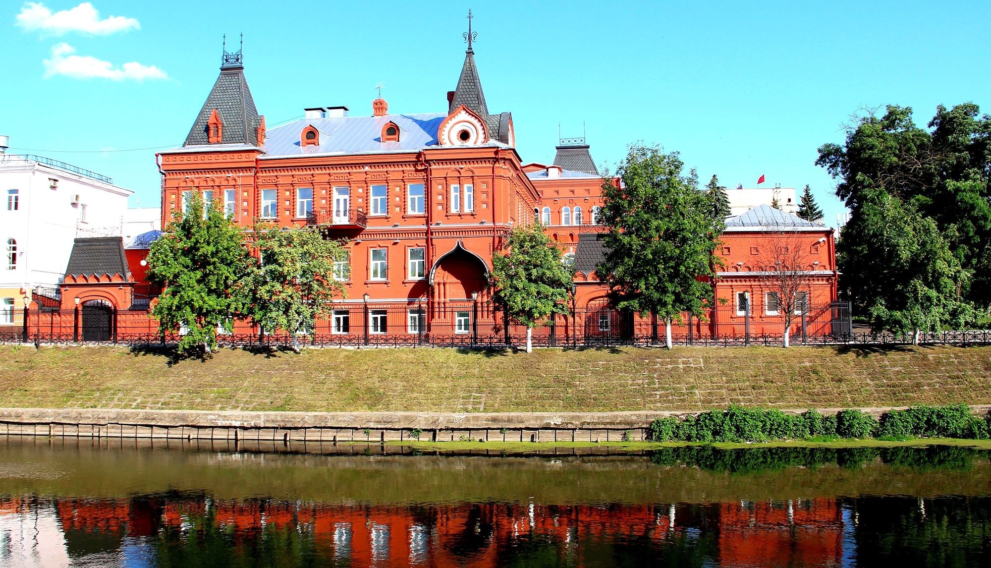 Вид на здание Отделения Орел (г. Орел, ул. Гостиная, 6) со стороны набережной реки Орлик