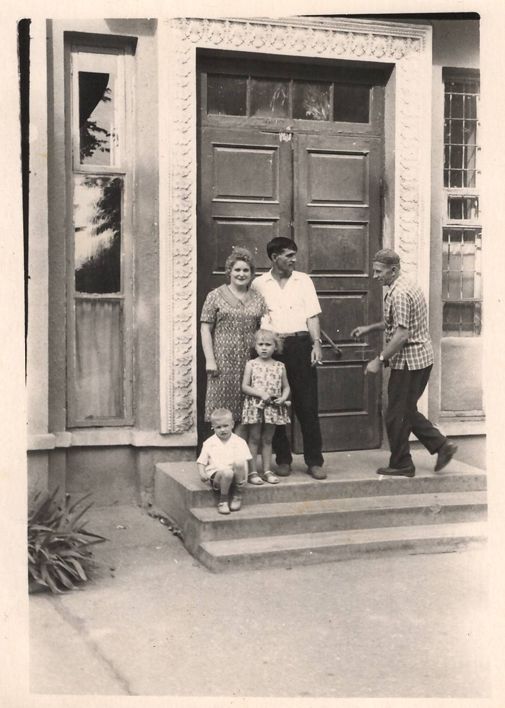 Сотрудники Кабардино-Балкарской конторы Госбанка СССР у входа в здание. 1965 год.